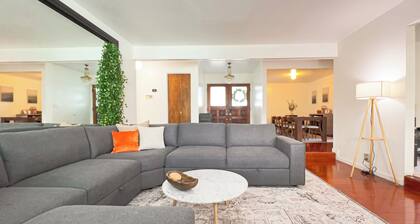 Family Fun with Game Room & King Bed near Monterey Aquarium, Laguna Seca