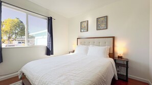 4 habitaciones, escritorio y tabla de planchar con plancha 