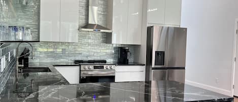 Microondas, horno, placa de cocina y lavavajillas