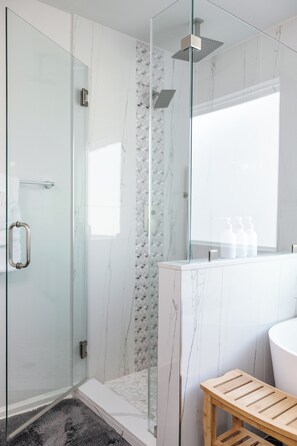 Haartrockner, Handtücher, Seife, Toilettenpapier