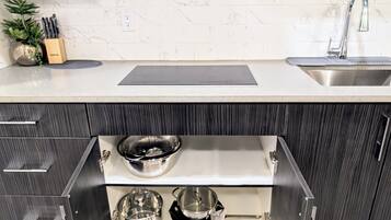 Refrigerador, microondas, lavavajillas y cafetera y tetera