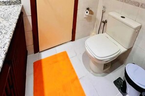 Hair dryer, towels, soap, toilet paper - barra da tijuca beach (Barra da Tijuca Rio de Janeiro)