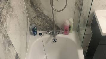 Secadora de cabello, toallas, jabón, shampoo