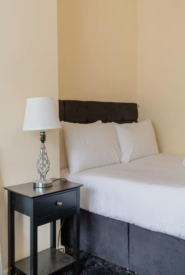 1 habitación, escritorio, tabla de planchar con plancha y wifi gratis 
