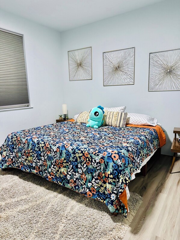 4 bedrooms, iron/ironing board, WiFi, bed sheets