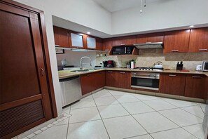 Refrigerador, microondas, horno, lavavajillas