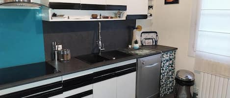 Een koelkast, een magnetron, een oven, een kookplaat