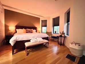 3 bedrooms, desk, iron/ironing board, travel crib