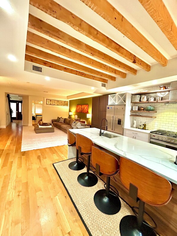 Fridge, oven, stovetop, dishwasher