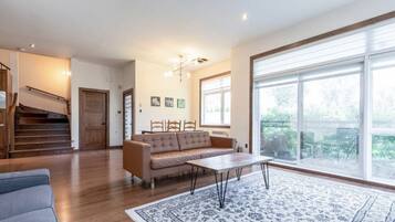 Älytelevisio, videopelejä, DVD-soitin, kirjoja