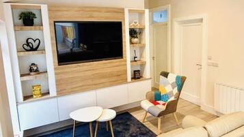 Una Smart TV, libros