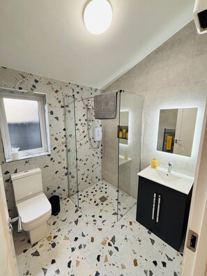 Shower, hair dryer, towels, soap - The Lodge - Wellness Retreat, Private & Secluded Sauna Access (Killaloe)