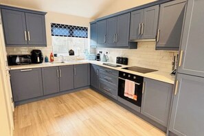 Fridge, microwave, oven, dishwasher - The Lodge - Wellness Retreat, Private & Secluded Sauna Access (Killaloe)
