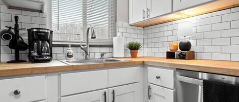 Een koelkast, een magnetron, een oven, een kookplaat