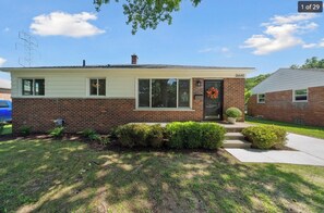 Exterior - Spacious Pet Friendly Home With Theater/Game Room (Livonia)