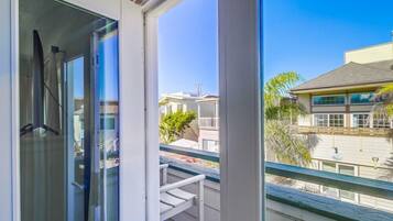 House, Multiple Beds, Balcony, Partial Ocean View | Interior