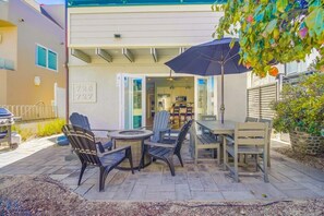Outdoor dining - Coastal Haven (San Diego)