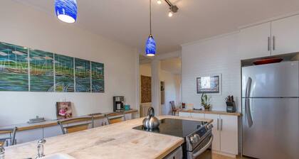 A Peaceful Oasis on Munjoy Hill: 1st flr - 3BR + parking