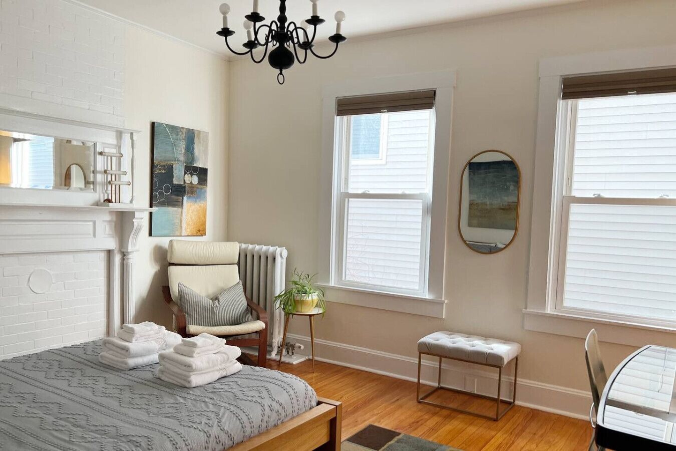 3 bedrooms, desk, iron/ironing board, travel crib