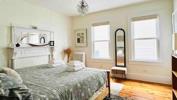 3 bedrooms, desk, iron/ironing board, travel cot