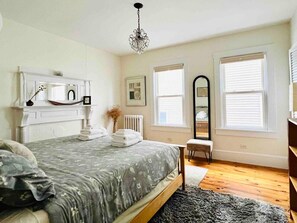 3 camere, una scrivania, ferro/asse da stiro, culla da viaggio