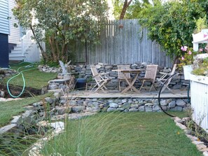 Outdoor dining - Peaceful Oasis on Munjoy Hill  2nd flr 3BR parking (Portland)