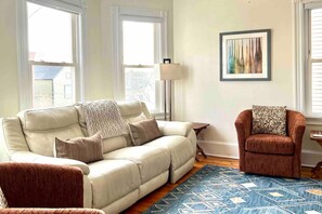 TV - Peaceful Oasis on Munjoy Hill  2nd flr 3BR parking (Portland)