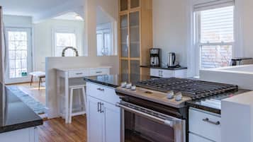 Kjøleskap, ovn, kokeplater og oppvaskmaskin