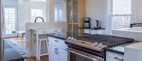 Refrigerador, horno, parrilla de estufa y lavavajillas