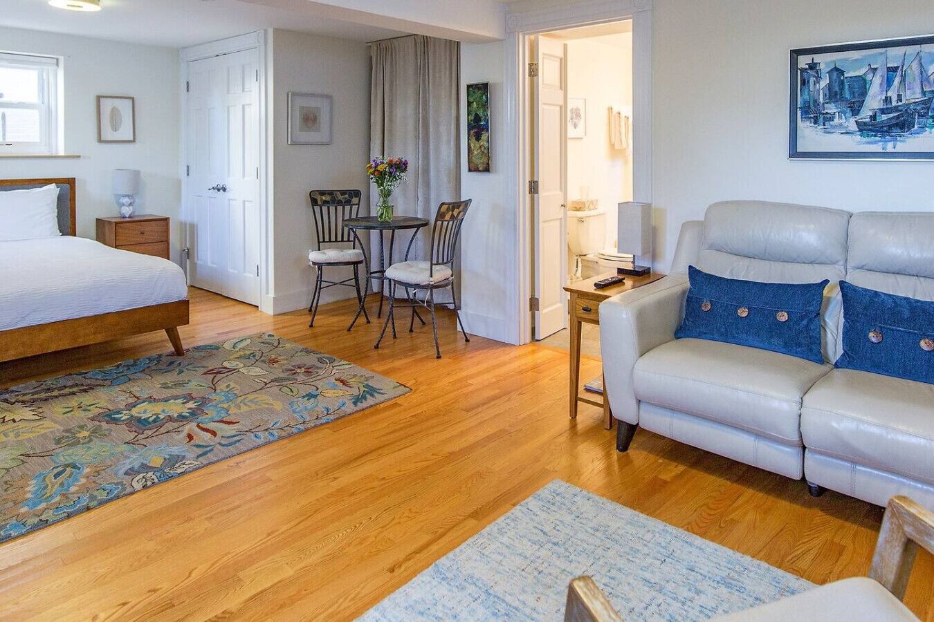 4 habitaciones, tabla de planchar con plancha, cuna de viaje y wifi 