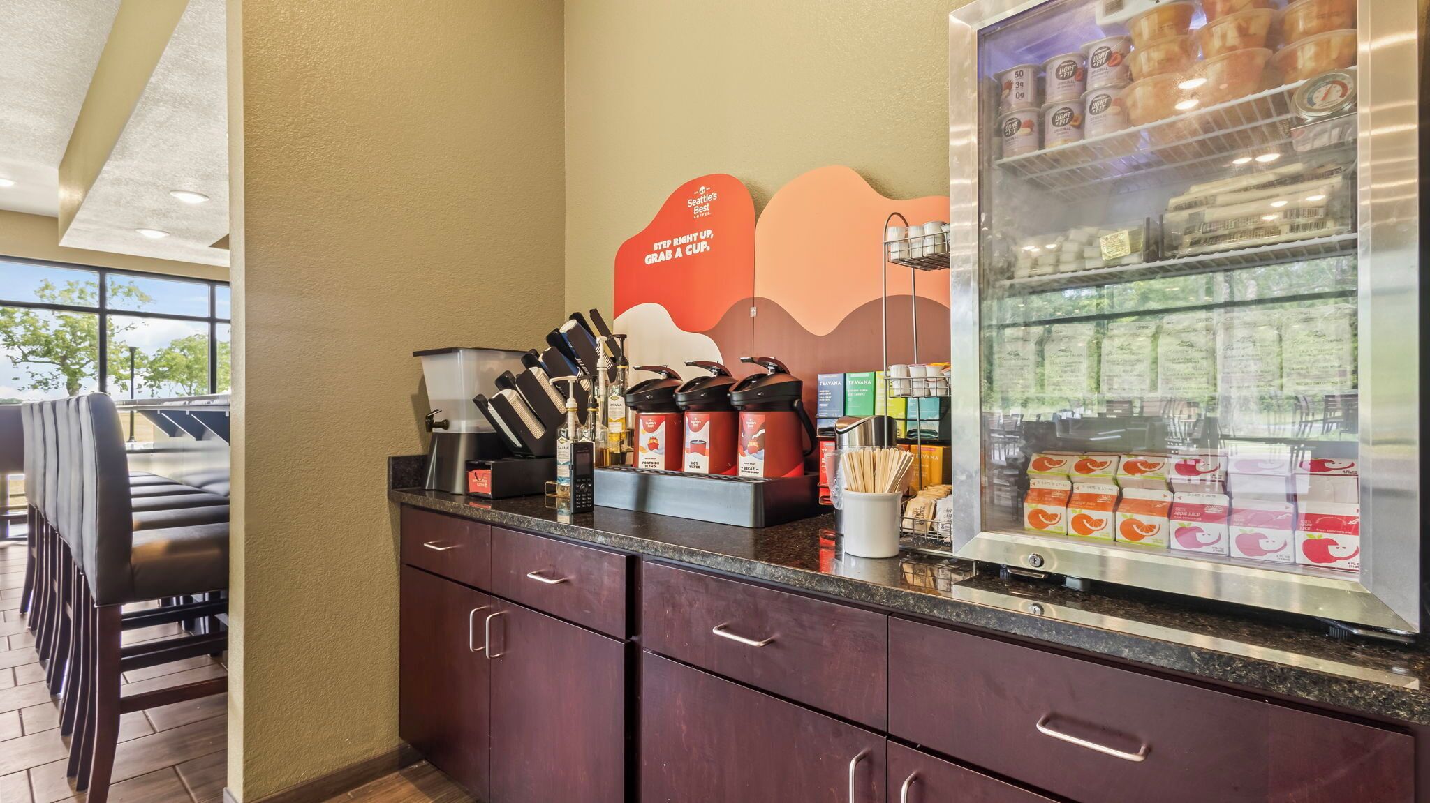 Un espace dédié au café, équipé d’une machine à café, de moulins et d’une sélection de tasses à café.