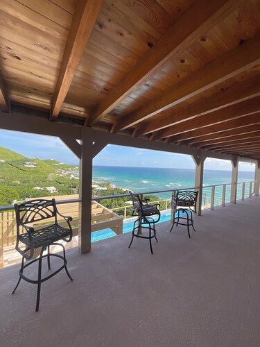 New 4-bedroom house overlooking the ocean with beautiful view and ocean sound