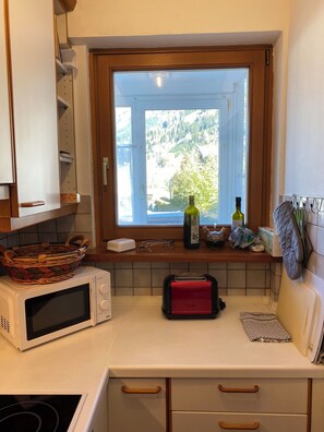 Kylskåp, mikrovågsugn, ugn och spishäll