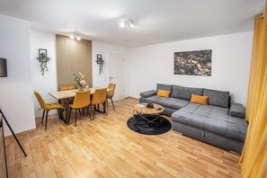 Smart TV, books - BROCKHEUS Apartments: Central Apart. | Kitchen | Parking | Washingmachine | Wifi (Magdeburg)