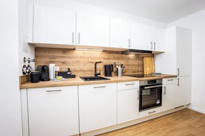Fridge, microwave, oven, stovetop - BROCKHEUS Apartments: Central Apart. | Kitchen | Parking | Washingmachine | Wifi (Magdeburg)