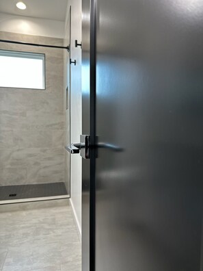 Shower, hair dryer, towels, toilet paper - Cosmo 624 Downtown Edmond (Edmond)
