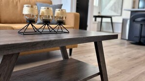 Uma mesa de jantar com acabamento em madeira escura e estrutura metálica.