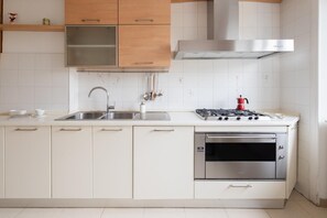 Mikrovågsugn, ugn, spishäll och diskmaskin