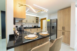 Refrigerador, microondas, horno y parrilla de estufa