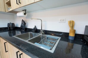 Réfrigérateur, micro-ondes, four, plaque de cuisson