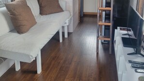 Smart TV, DVD player, books, stereo - "Tiny Home" at Buena Vista Lavender Farm with private porch and a stunning view (Silverton)