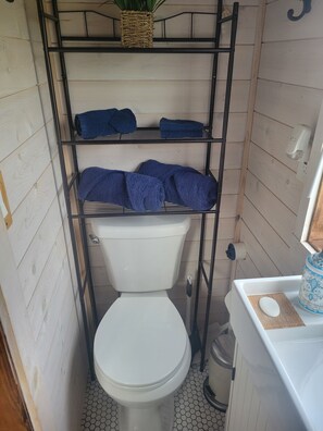 Bruser, miljøvenlige toiletartikler, hårtørrer, håndklæder