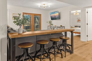 6 habitaciones, tabla de planchar con plancha y cuna de viaje 