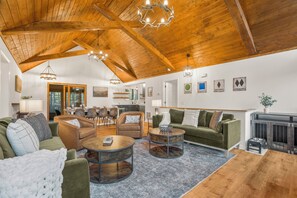 Smart-TV, Kamin, Bücher