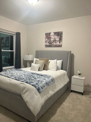 3 habitaciones, tabla de planchar con plancha y cuna de viaje 