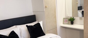 1124 Manchester Studio Apartments