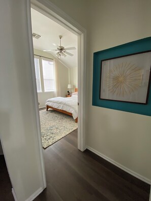 3 habitaciones, escritorio y tabla de planchar con plancha 