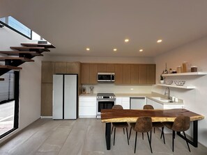 Frigorífico, placa de cocina, cafetera o tetera y utensilios de cocina