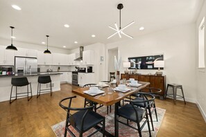 Maison, plusieurs lits, patio, vue montagne (503 Cajetan Street) | Cuisine privée | Réfrigérateur, micro-ondes, four, plaque de cuisson
