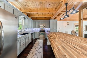 Fridge, microwave, oven, stovetop - WaterWood in Waverly, TN – Relax, Recharge, and Unwind (Waverly)